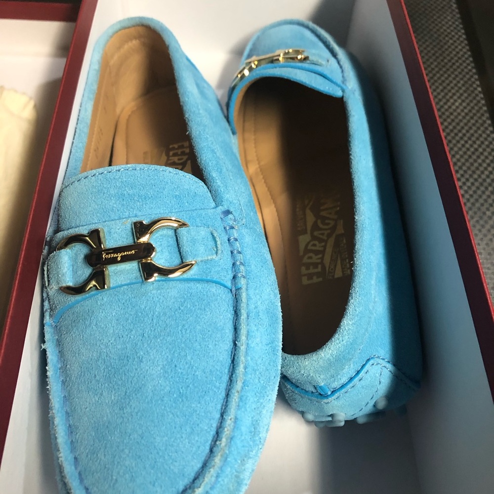 Salvatore Ferragamo, ladies’ driver, light blue, suede, 5M. Made in Italy.